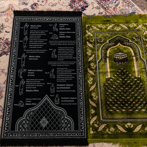 Customer using the Step-by-Step Salah mat